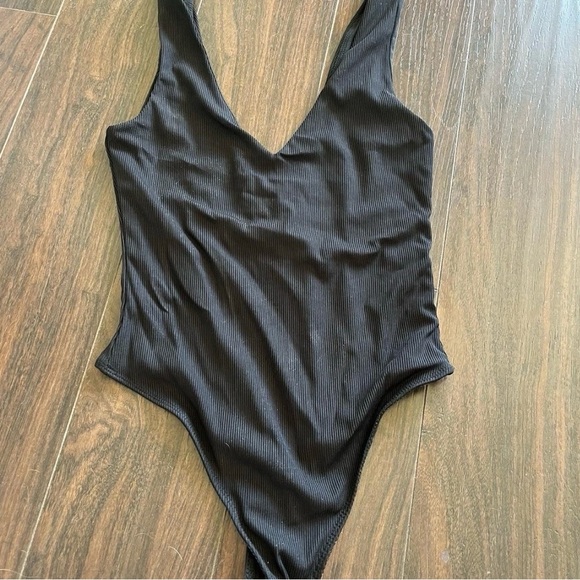 House of Harlow 1960 Black V-Neck Bodysuit - Picture 3 of 5